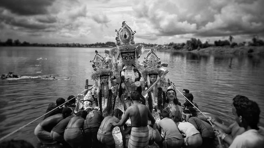 Seconds before the Handa family idol gets immersed