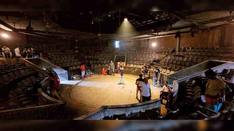 The crew gets busy setting up a scene for the shoot of Dilruba, at the now restored Circarena hall. The circular-designed theatre space of the Circarena, with seating for the audience arranged in circular fashion all around a round rotating performance area, is a pure work of art and the only one of its kind in the country.
