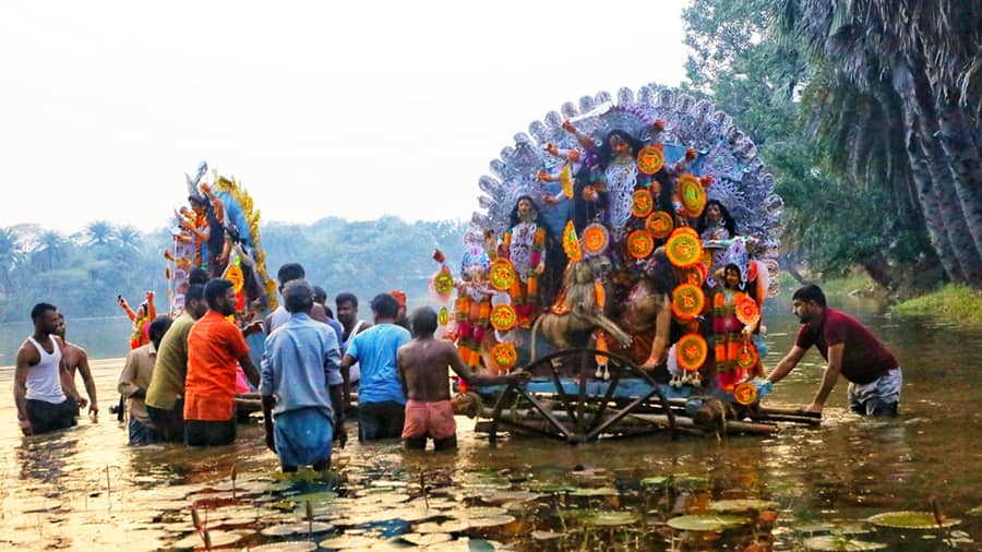 No band party, carts drawn by men — Durga immersion in Biltora is a sight to behold