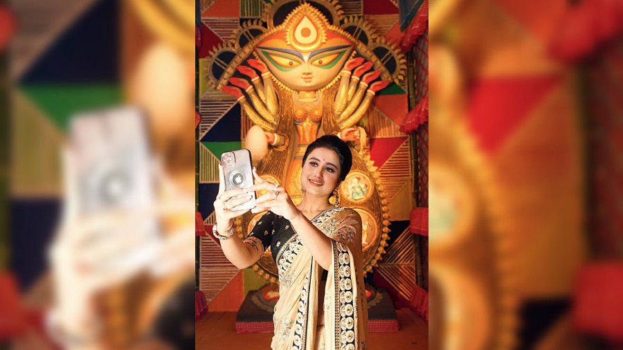 Celebrity guest Swastika Dutta could not resist taking a selfie with the magnificent Durga idol, created in patachitra style by artist Sanatan Dinda