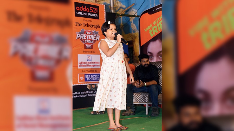 A little girl entertained guests with a melodious performance of the popular Puja number by Antara Chowdhury for kids, Aay re chhute aay pujor gondho esechhe
