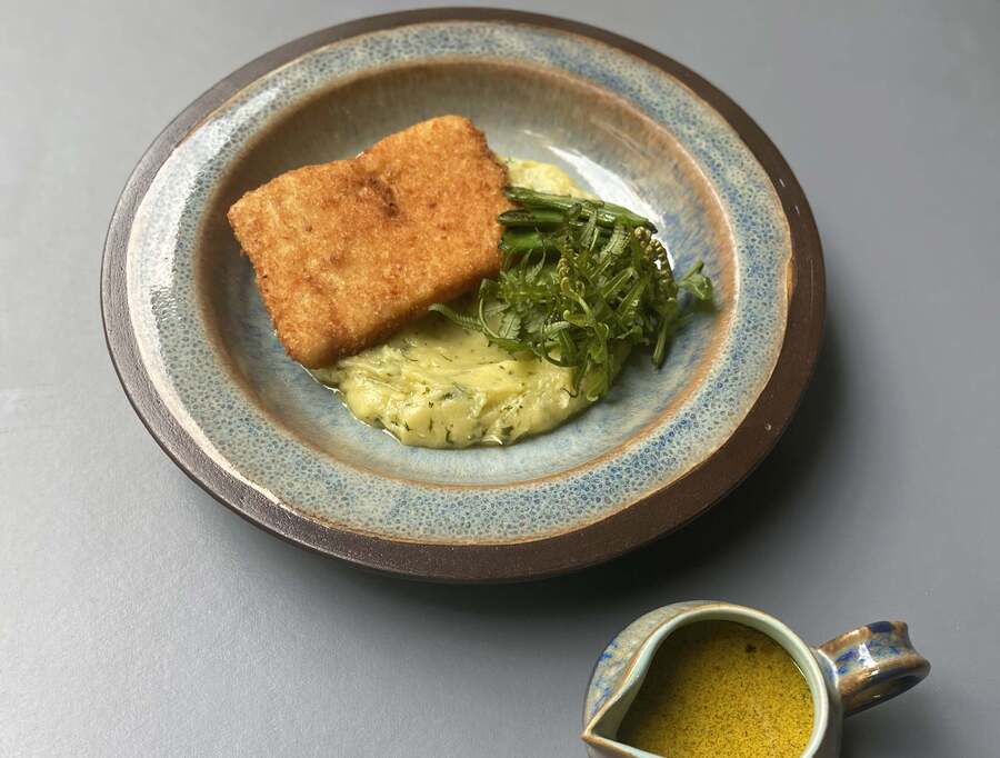 Bhetki Schnitzel, Sheem, Shaak & Aloo Makha Mash with a Shorshe Tel Jhol Jus: What’s Puja without some fish fry? ‘Bangali’ fish fry meets schnitzel in this crumb-coated bekti cutlet, which is served with a piquant, kasundi-like sauce reminiscent of a fish tel jhol, along with a mash of potatoes and dheki shaak (fiddlehead fern)