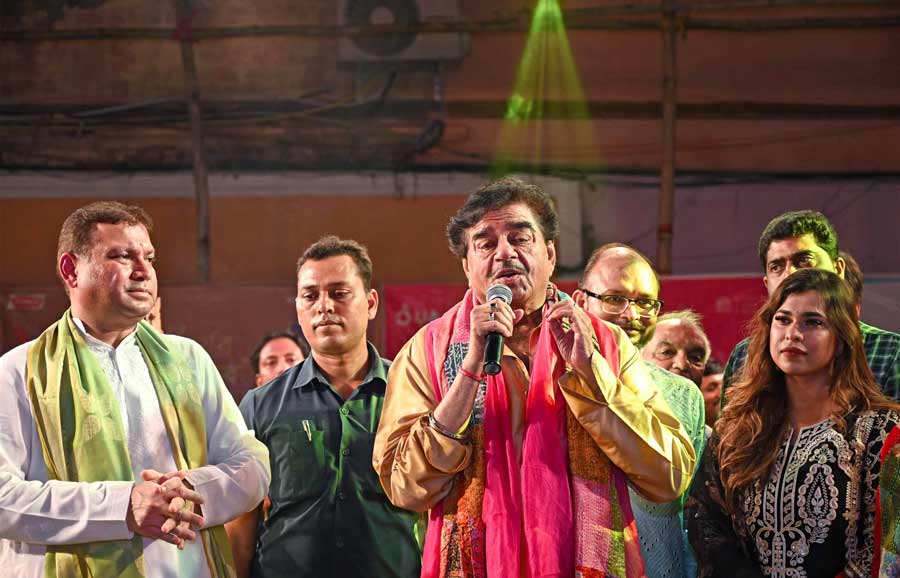 Actor and MP Shatrughan Sinha was the chief guest at the grand inaugural ceremony. He is seen here with Sundeep Bhutoria (far left), the chairman of the Manicktalla Chaltabagan Lohapatty Durga Puja Committee