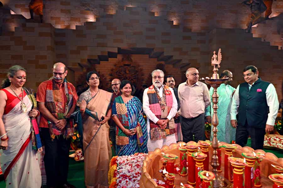 MP Sudip Bandyopadhyay inaugurated the pandal and lit the inaugural lamp in the presence of consuls general, ministers, actors and other dignitaries. H.M. Bangur, industrialist and philanthropist (next to Bandyopadhyay), was the guest of honour