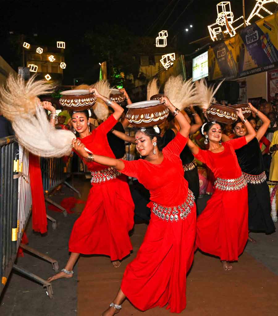 Folk dance performances were organised by the Manicktalla Chaltabagan Lohapatty Durga Puja committee to welcome the guests