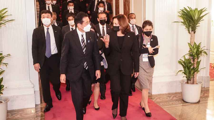 Kamala Harris (R) with Japanese Prime Minister Fumio Kishida