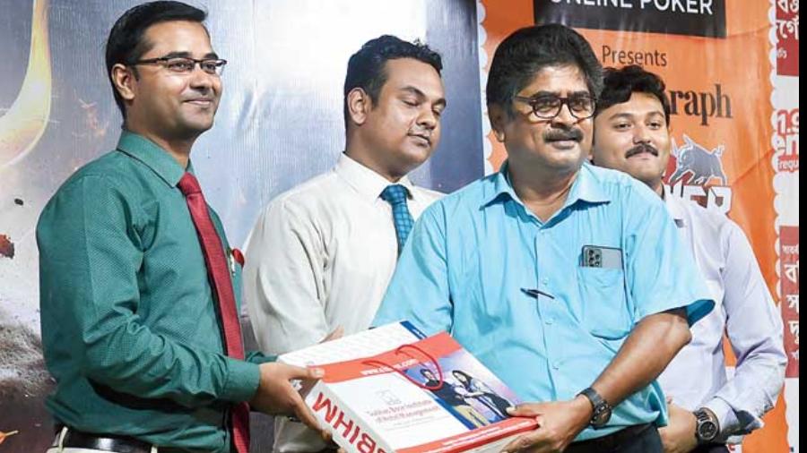SBIHM members (l-r) Sayan Chakraborty, Somanko Betal and Sandipan Das presented a small token to club member Suvendu Bose.