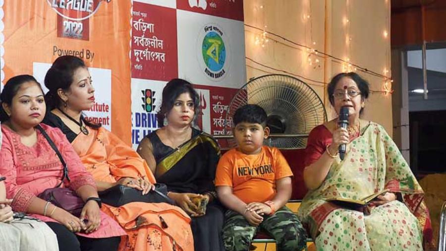 An elderly member of the para, Tanusree Roy, sang a Rabindrasangeet.