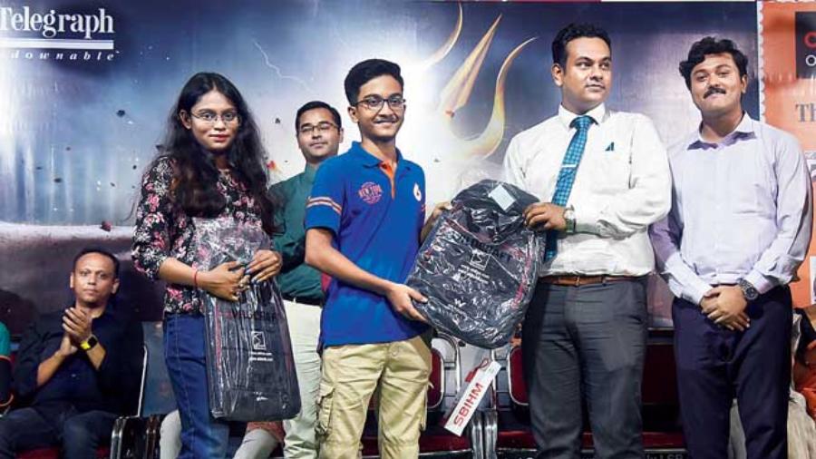 SBIHM members presented gifts to Shruti Ghosh and Aadishwar Bose for their academic excellence in Class XII.