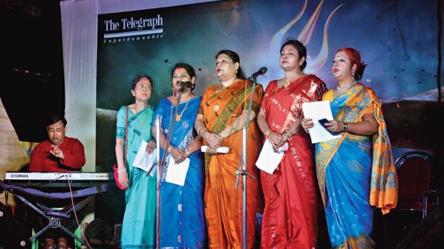 The cultural program segment of the evening started off with a powerful medley of Puja songs, complete with the evergreen Anandadhara bohichhe bhubane to the foot-tapping Dekhechhi rupsagore.