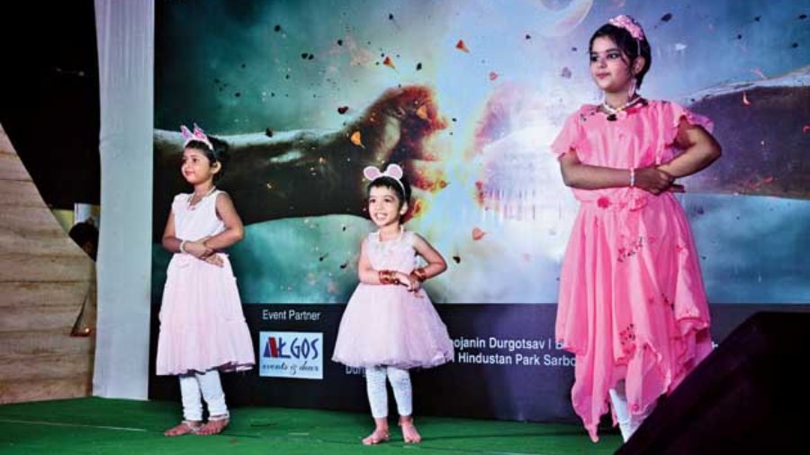 The tiny tots of the community joined forces and put up an energetic dance performance. The youngest of the performers, who was only four, commanded the stage and the audience’s attention.