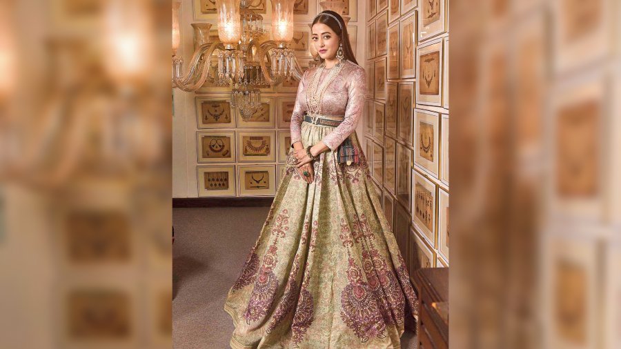 Subtle and dreamy was Look 1 where Raima wore a printed Tarun Tahiliani lehnga with the brand’s foil jersey top. To match the “modern-day princess” vibe, Raj Mahtani brought out his strands of Basra pearls, “modern chaandbalis”, a “hairband in polkis and Basra pearls” and the “old-world solitaire table-cut diamond bangles” for a “timeless look”. Winged eyes and brown lips matched the “less-is-more” notes.