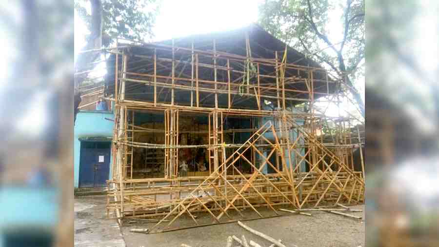 The facade of the Kidderpore Sarbojanin pandal with wooden frames where the six letters of Unesco will be placed