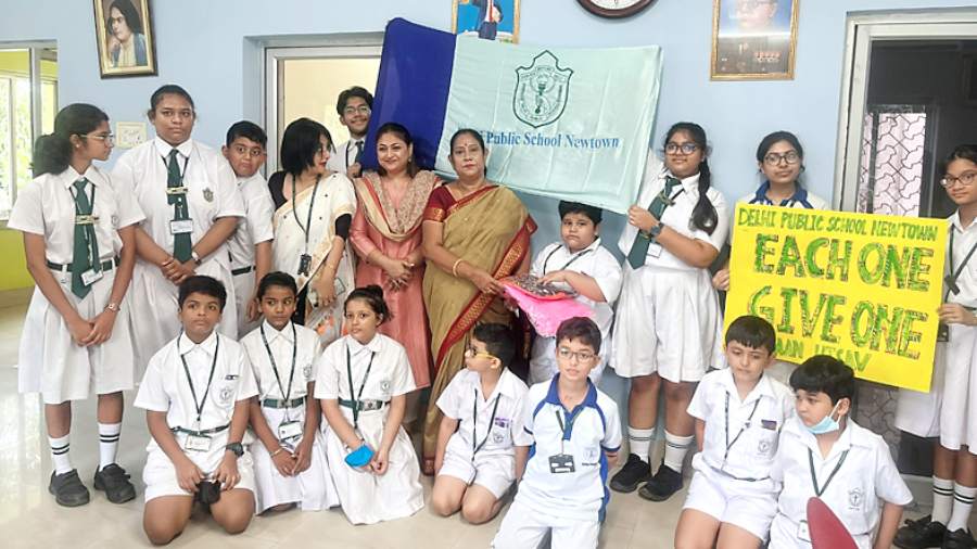 Students and teachers of DPS, Newtown, with Bidhannagar mayor Krishna Chakraborty at her office