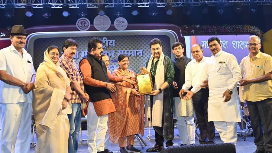 Kumar Sanu receiving the National Lata Mangeshkar Award 2021 in Indore.