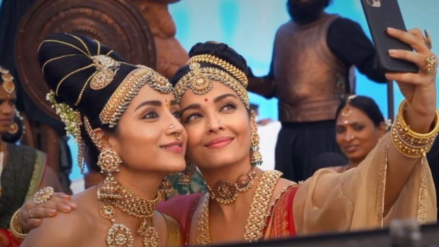  Aishwarya Rai Bachchan plays princess Nandini in  Mani Ratnam’s Ponniyin Selvan: Part 1. 