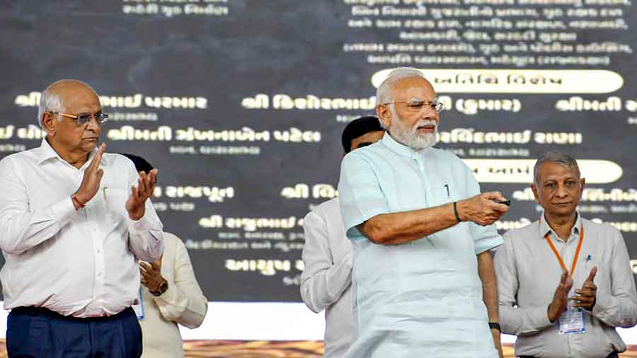 Modi lays foundation stone and dedicates various projects to the nation in Surat