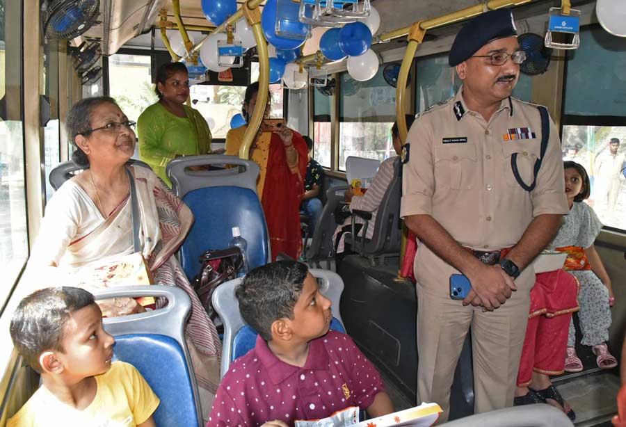 Kolkata Police organised a pandal-hopping tour for the elderly members of Pronam and children with autism on Thursday. Pronam is an initiative by the Kolkata Police to assist senior citizens of the city. 