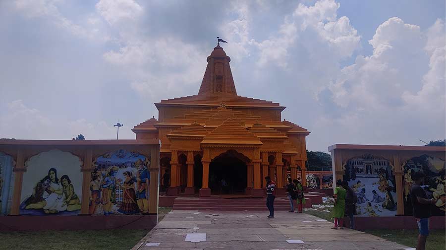 BJ Block has paid homage to Akal Bodhon with a pandal that is inspired by the replica of Ram temple at Ayodhya.