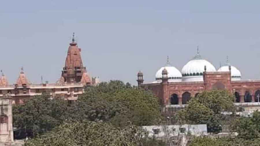 Meena Masjid (right).