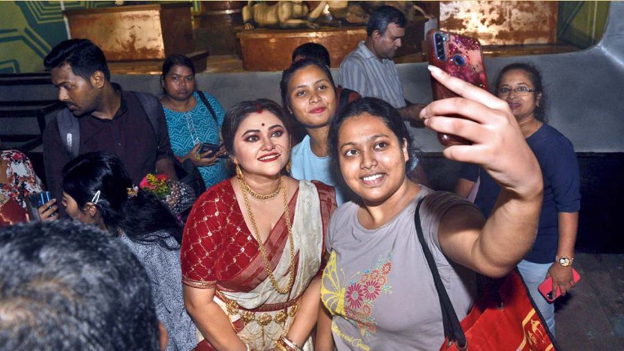 Puja and selfies go hand in hand. This lucky fan captures the moment  with Koneenica.