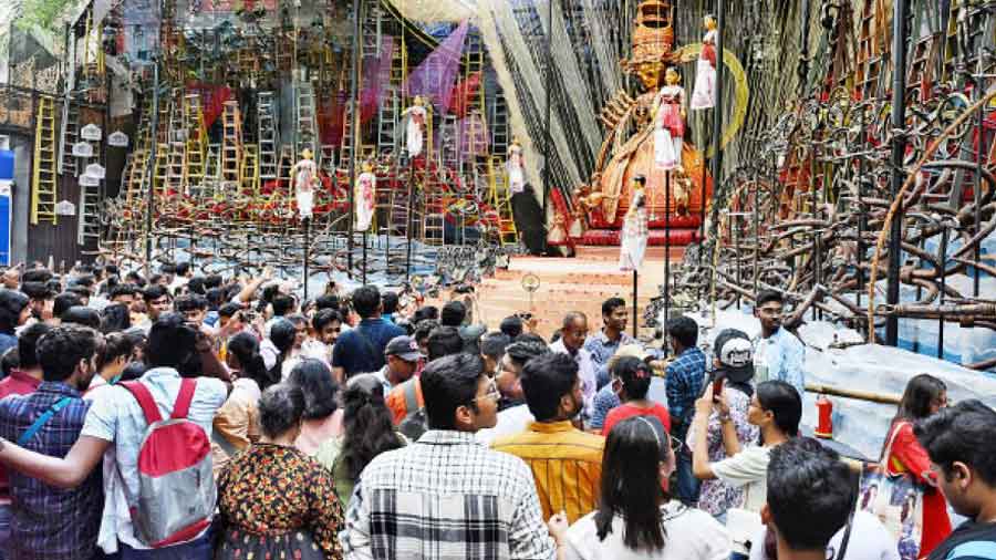 Crowd surge at Puja pandals near Metro stations after two Covid-scarred years
