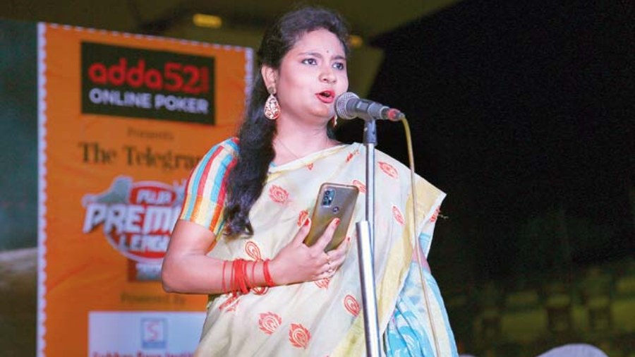 Rajashree Ghosh delights one and all reciting a Pujor path by Rabindranath Tagore.