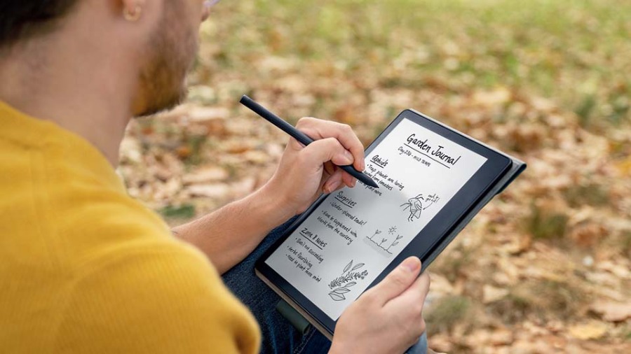 Amazon Kindle Scribe comes with a stylus to take down notes. 