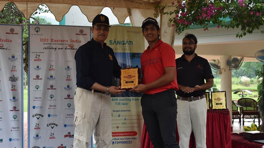 Garv Lakhmani collects his award at the Guwahati Amateur Open 2022