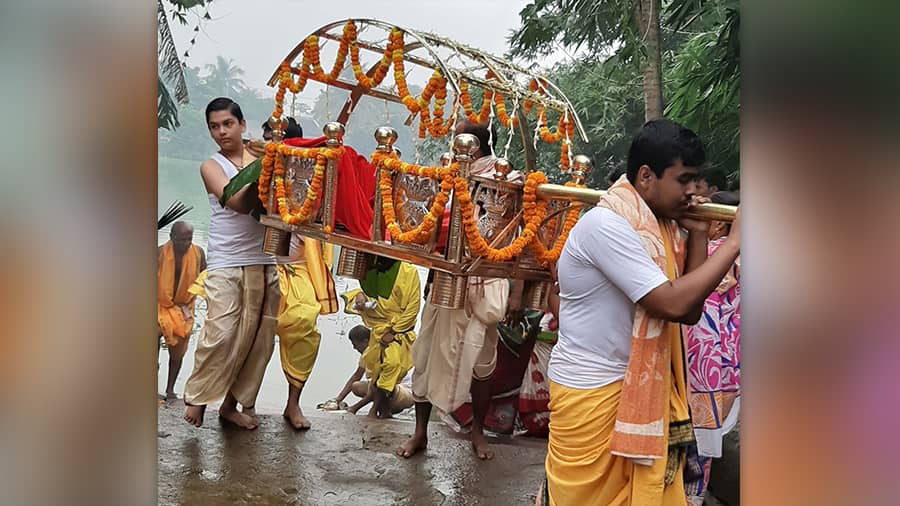 The Navapatrika is being carried in a German Silver dola to the nearby waterbody for a bath 