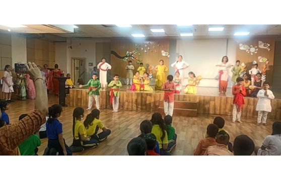 The young ones of Sri Sri Academy celebrated the grand festival in their own way through narration of Mahishasur Mardini story. Entertaining the audience with the song and dancing to the tune of Bolo Bolo Durga.