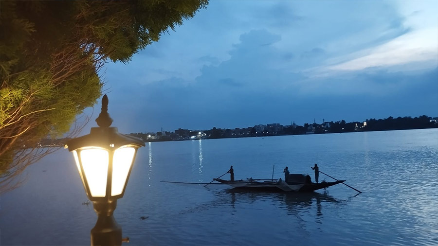 A boat passes by the cafe. There is a cover charge of Rs 200 to enter the cafe, which includes complimentary tea, coffee and cookies