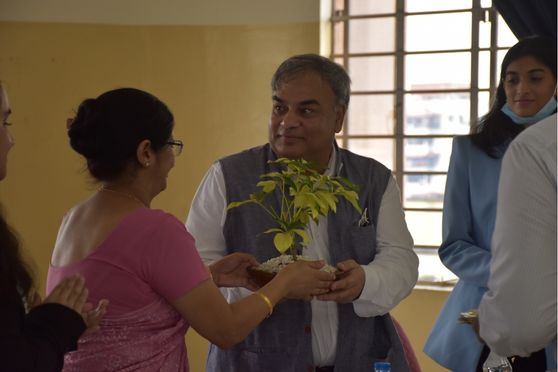 Chief Guest Shri Pradeep Gooptu being welcomed by the school's Vice Principal, Ms. Jaya Misra 