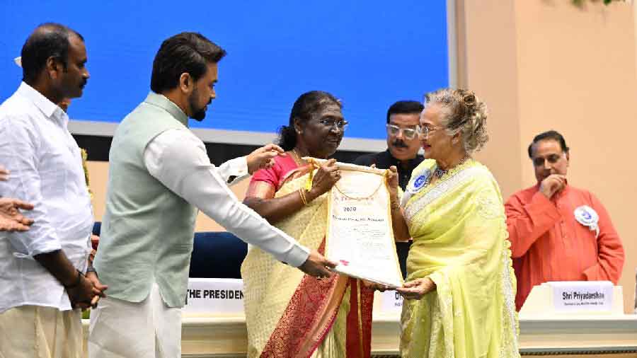 Asha Parekh (in yellow saree) receives the Dada Saheb Phalke Award from President Droupadi Murmu