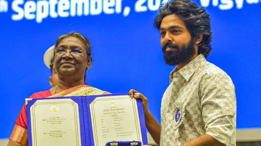 President presents Best Music Director Award (Background score) to GV Prakash Kumar