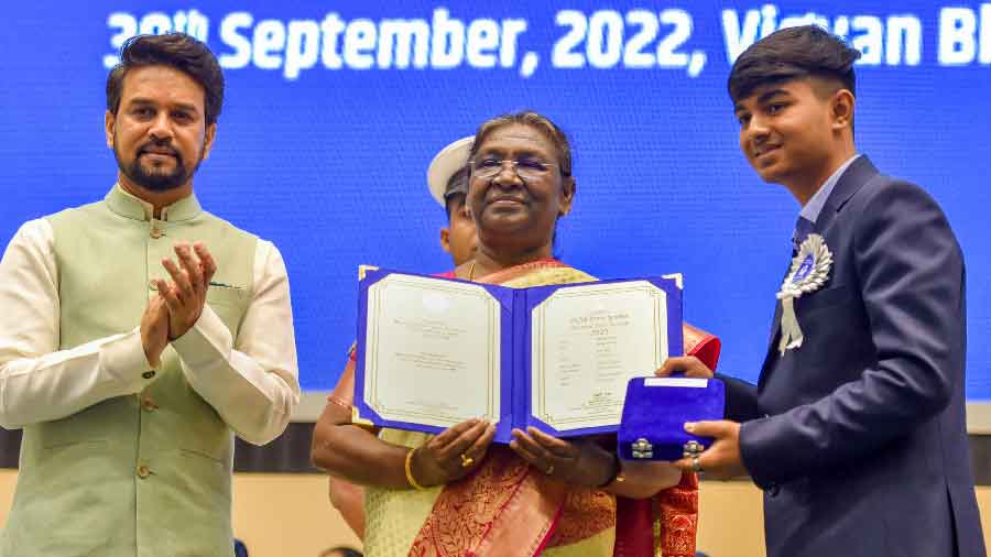President honours Anish Mangesh Gosavi with Best Child Artist Award (Male)