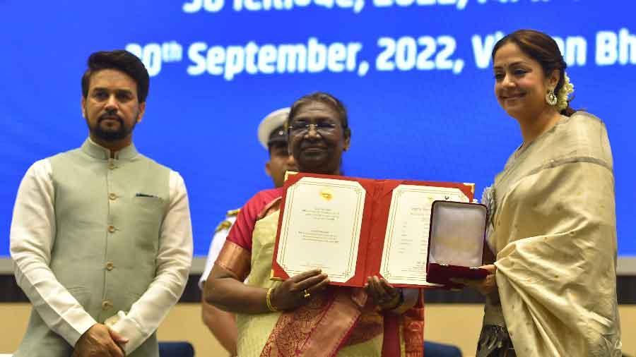 Jyothika Saravanan receives Best Feature film award for 'Soorari Pottru'  