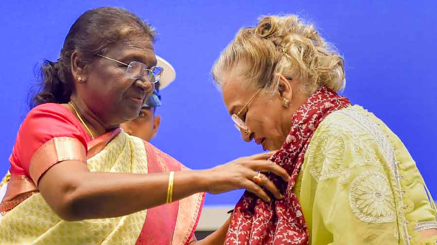 President Droupadi Murmu felicitates Dadasaheb Phalke Award winner Asha Parekh 