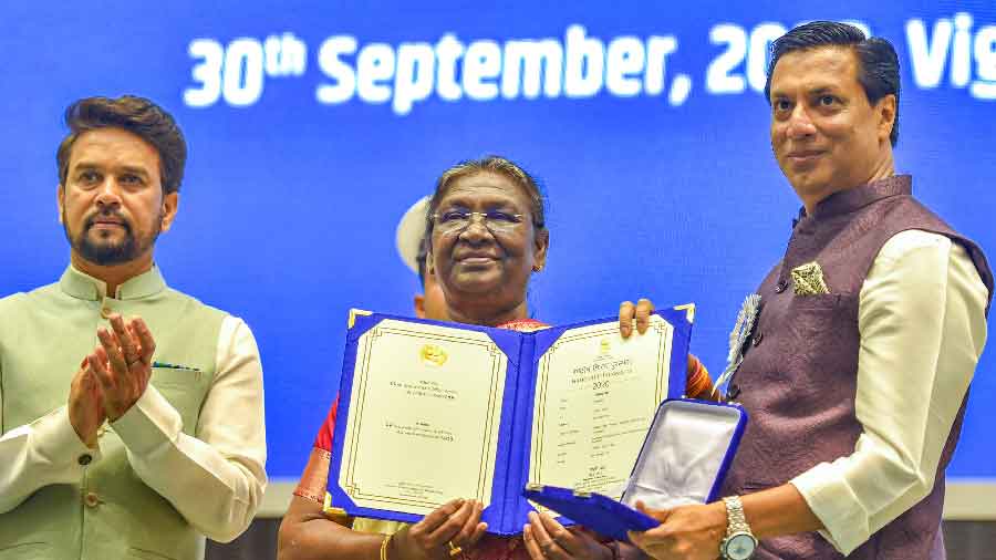 President Droupadi Murmu presents Best Bengali Film Award to director Madhur Bhandarkar 