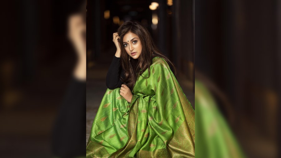 Monali channelled a gorgeous look in the green muga tussore Benarasi sari featuring intricate handwoven motifs with a complementing golden thread, making the Benarasi look apt for various occasions and easy to carry.