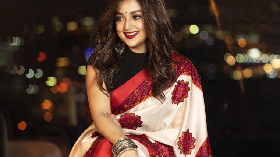 A more contemporary design of the classic shada-lal paar sari, Monali looked festive-ready ahead of Poila Baisakh in this cocoon-silk sari with block prints