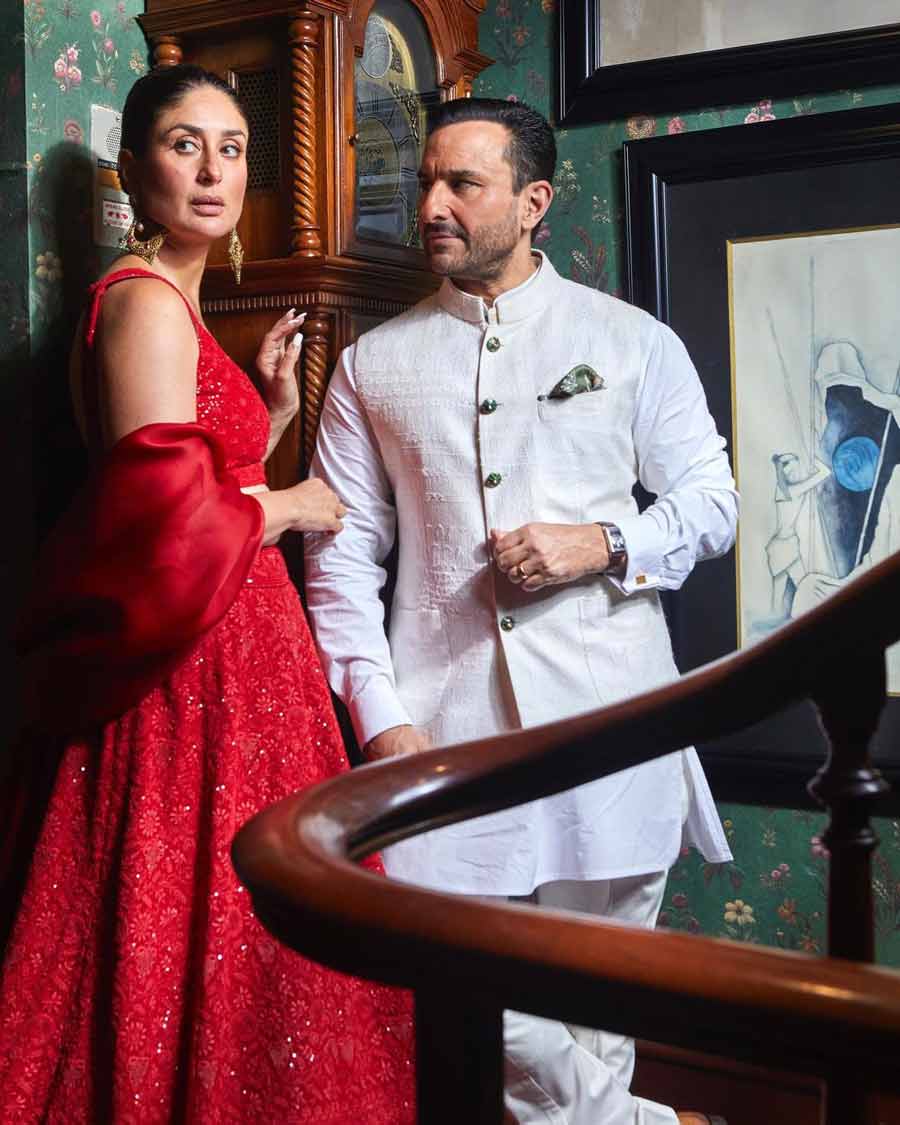 Kareena Kapoor and Saif Ali Khan oozed royalty in Anjul Bhandari clothing. While Kareena looked splendid in a bright red lehenga, Saif opted for a classic white sherwani. 