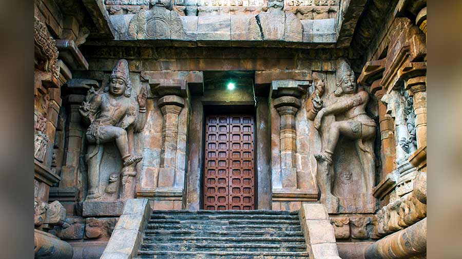 Gates of Brihadeshwara Temple, guarded by Dwarpalas