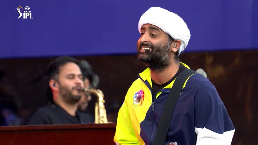 Arijit Singh kicked off his performance with the Raazi song Ae Watan. Kesariya, Channa Mereya and Jhoome Jo Pathaan were among the other songs the 35-year-old singer sang on stage.