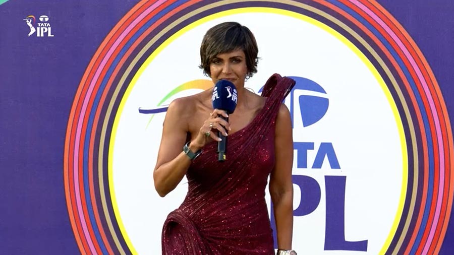 Mandira Bedi looked stunning in a shimmery one-shoulder red dress while hosting the opening ceremony. 