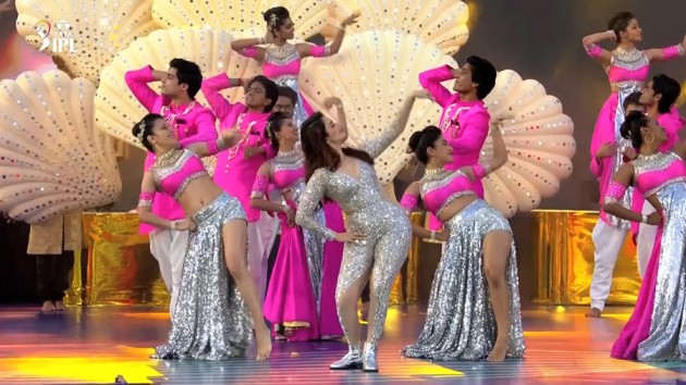 Tamannaah Bhatia, decked up in a silver embellished bodysuit, started her performance with the viral song Tum Tum. 
