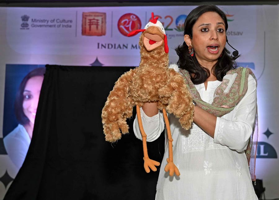 Sunil began by explaining the art of puppetry to her enthusiastic audience. While elaborating on the nitty-gritties of making puppets lifelike, Sunil remarked: “The puppet is a mere doll. You have to give it a voice and some movement to make it a true puppet, and the process of doing so is called ‘manipulation’.”