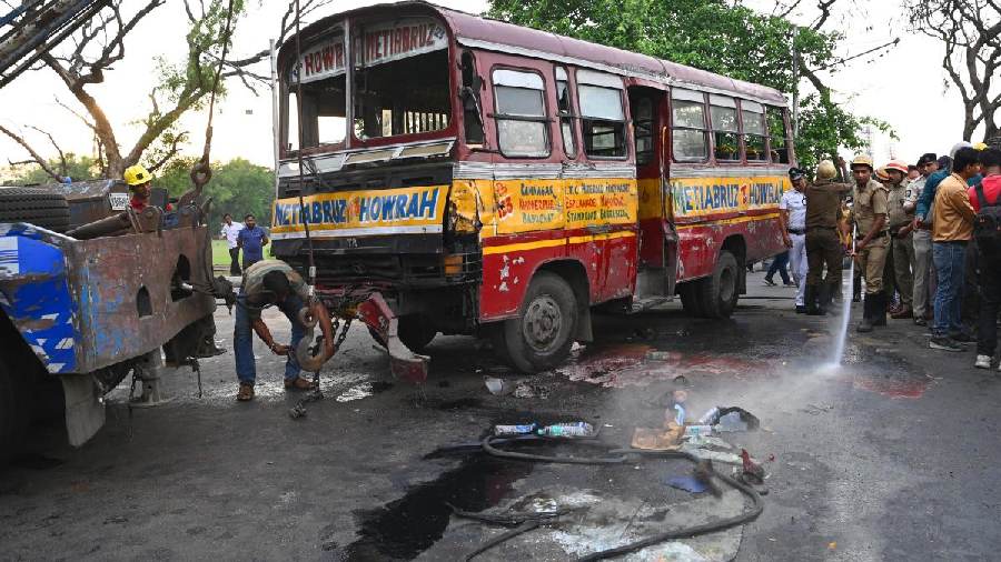 Minibus overturns, 2 dead, 19 injured