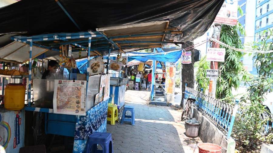Ugly plastic makes comeback to cover pavement stalls in Kolkata