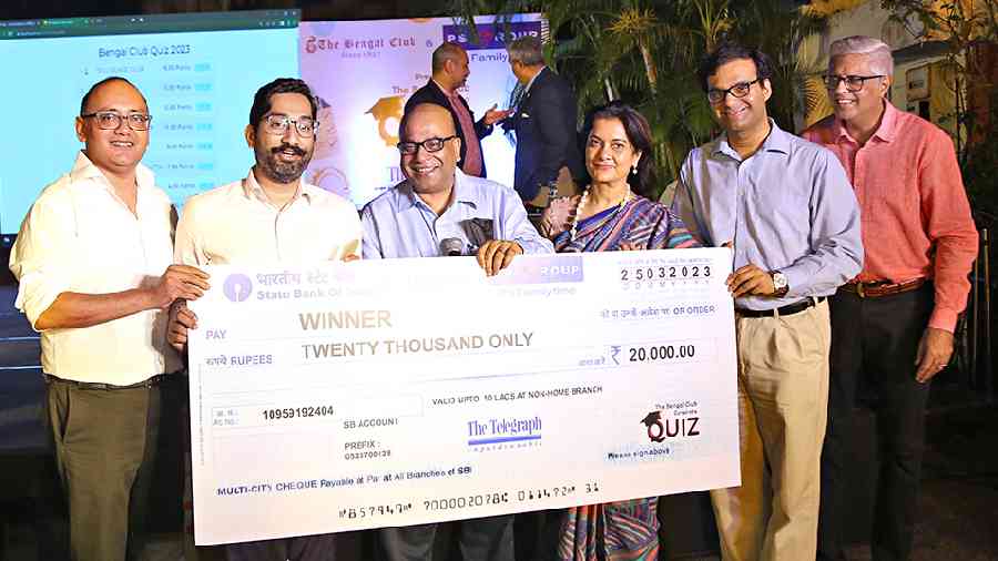 Prasenjit Guha and Siddharth Bhutoria (first and second from left) of Tollygunge Club, who emerged champions, were presented their gift hampers and winner’s cheque by chairperson of Bengal Club’s entertainment sub-committee Dr Nandini Ray, along with co-chair of the club’s entertainment sub-committee Sumit Ray, member of the entertainment sub-committee Arpan Bannerjee, and club CEO Dinyar Mucadam.            “We are back as a team after a hiatus of 20 years. We did not even expect to clear the prelims, so that itself was a great achievement for us. The quiz was wonderful and we enjoyed every moment of it. The quizmaster asked some really interesting questions and there were quite a few tough ones too. Have to admit that we got lucky, probably we enjoyed beginners’ luck! So yes, it has been a fantastic evening for us,” said the two winners.